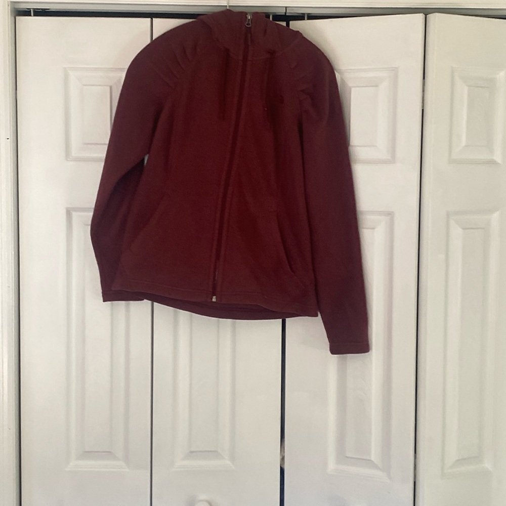 North face maroon zipped up hooded jacket with pockets
